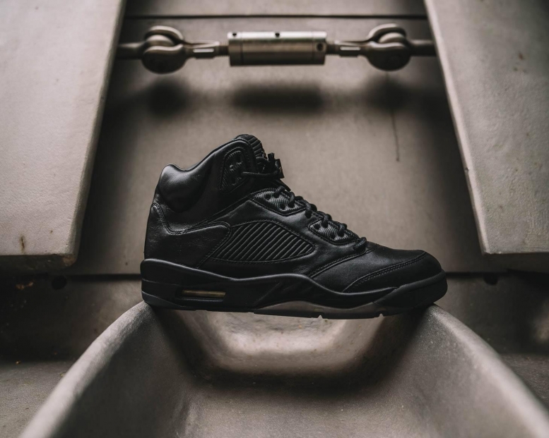 Enthüllung der luxuriösen Handwerkskunst des Air Jordan 5 Premium Triple Black A Sneakers, der Gold wert ist