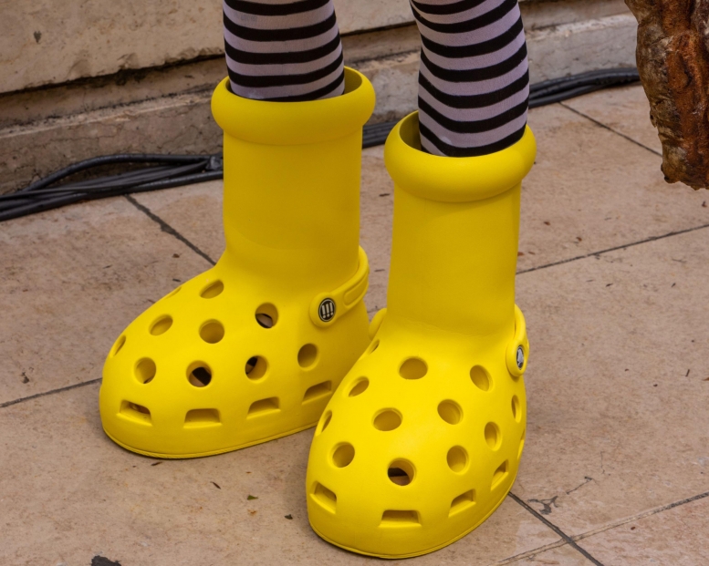 MSCHF x Crocs dévoile la controverse grande botte jaune